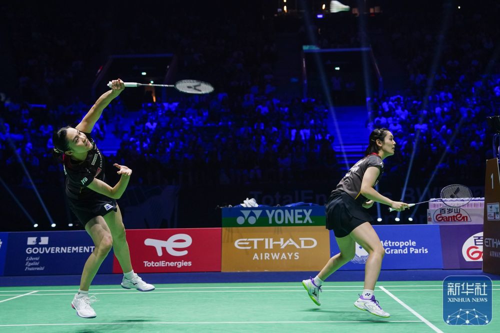 一名年轻且 一名年轻且